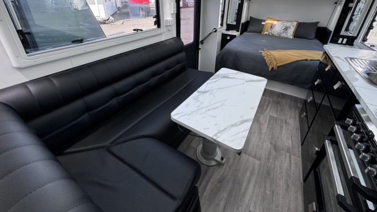 NEW HILLTOP FEATHERTOP 17'6" CARAVAN