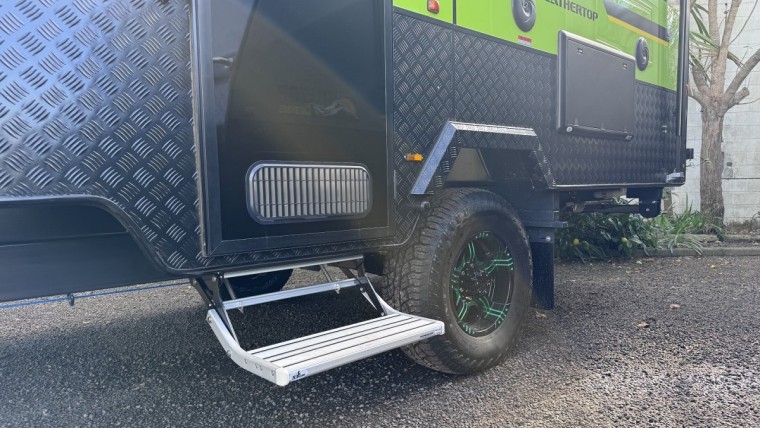 NEW HILLTOP FEATHERTOP 17'6" CARAVAN