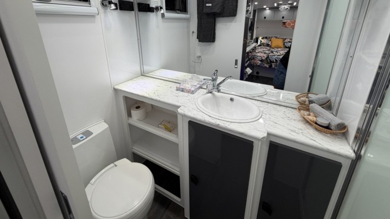 NEW HILLTOP FEATHERTOP 17'6" L-SHAPED LOUNGE CARAVAN