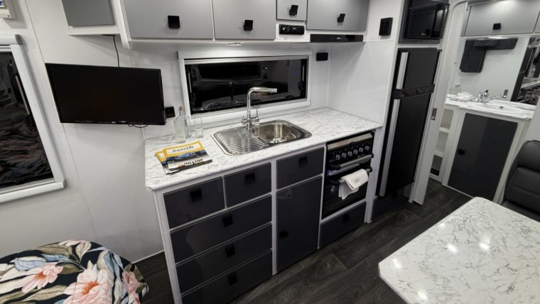 NEW HILLTOP FEATHERTOP 17'6" L-SHAPED LOUNGE CARAVAN