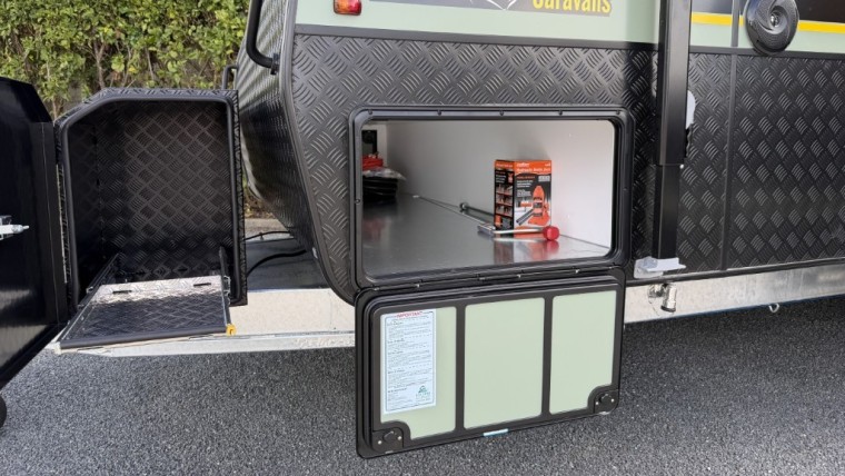 NEW HILLTOP FEATHERTOP 17'6" L-SHAPED LOUNGE CARAVAN