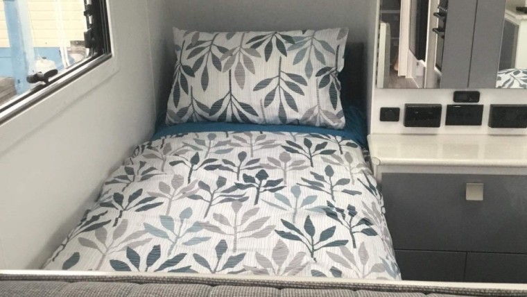 HILLTOP 2023 FEATHERTOP 19'6" CARAVAN SINGLE BED LAYOUT