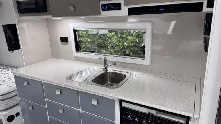 HILLTOP 2023 FEATHERTOP 19'6" CARAVAN SINGLE BED LAYOUT