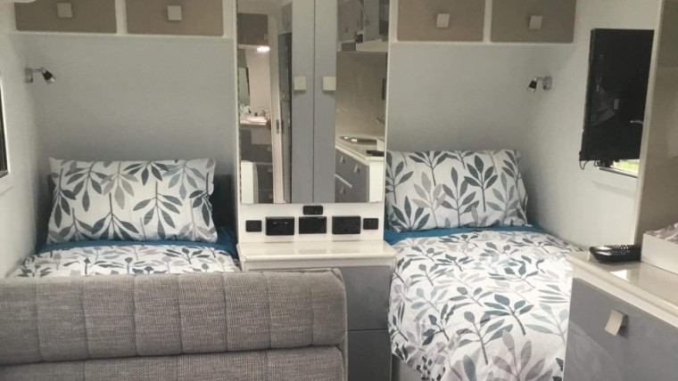 HILLTOP 2023 FEATHERTOP 19'6" CARAVAN SINGLE BED LAYOUT