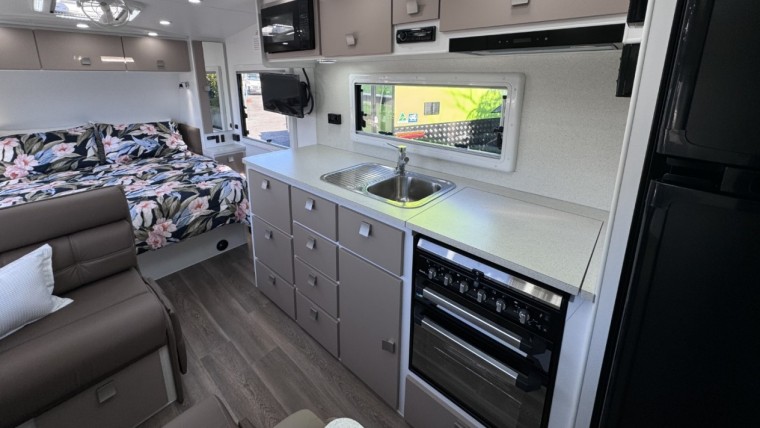 NEW HILLTOP FEATHERTOP 19'6" CARAVAN