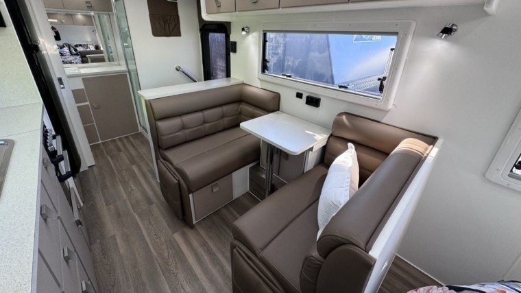NEW HILLTOP FEATHERTOP 19'6" CARAVAN