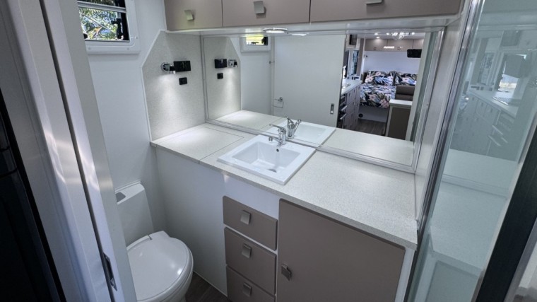 NEW HILLTOP FEATHERTOP 19'6" CARAVAN