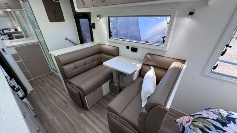 NEW HILLTOP FEATHERTOP 19'6" CARAVAN