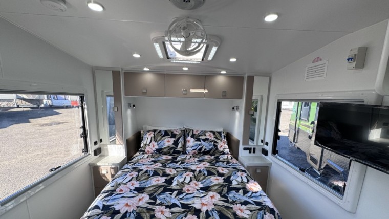 NEW HILLTOP FEATHERTOP 19'6" CARAVAN