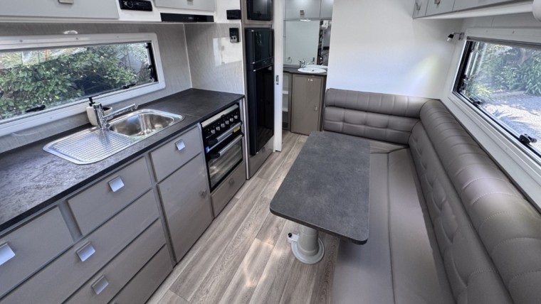 NEW HILLTOP FEATHERTOP 17'6" 2X SINGLE BED CARAVAN