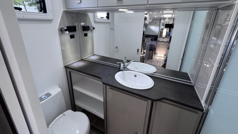 NEW HILLTOP FEATHERTOP 17'6" 2X SINGLE BED CARAVAN