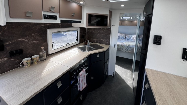 NEW HILLTOP 2024 THREDBO 23FT CARAVAN