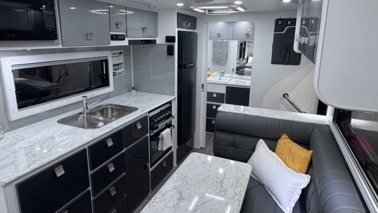 NEW HILLTOP FEATHERTOP 19'6" CARAVAN