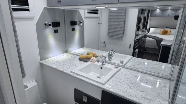 NEW HILLTOP FEATHERTOP 19'6" CARAVAN