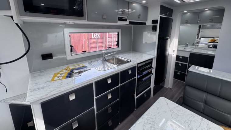 NEW HILLTOP FEATHERTOP 19'6" CARAVAN