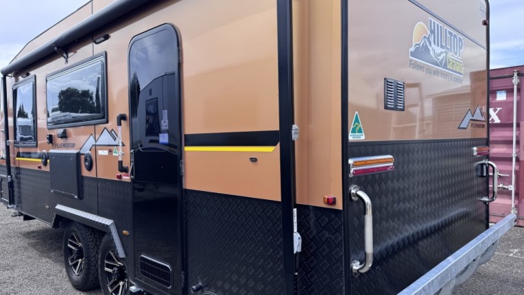 NEW HILLTOP FEATHERTOP 19'6" CARAVAN