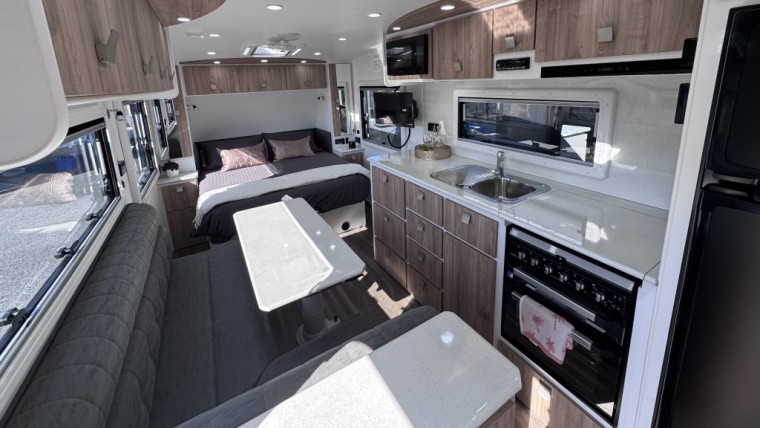 NEW HILLTOP FEATHERTOP 19'6" CARAVAN