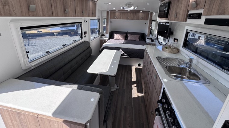 NEW HILLTOP FEATHERTOP 19'6" CARAVAN