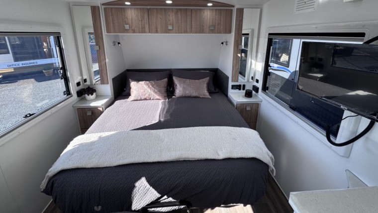 NEW HILLTOP FEATHERTOP 19'6" CARAVAN