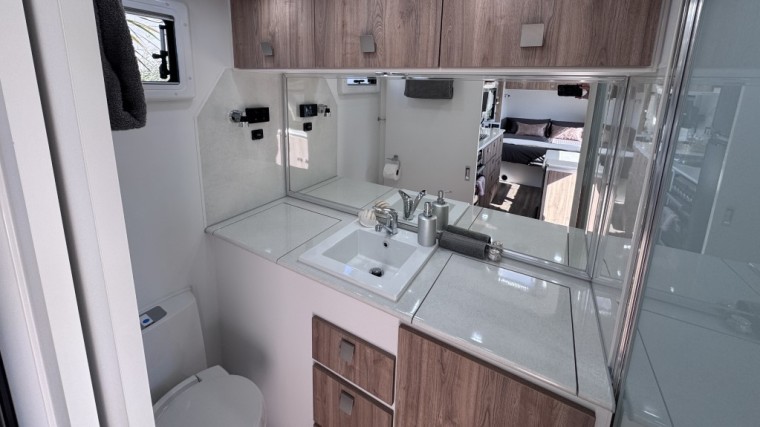 NEW HILLTOP FEATHERTOP 19'6" CARAVAN