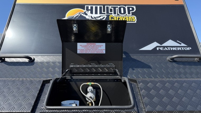 NEW HILLTOP FEATHERTOP 19'6" CARAVAN