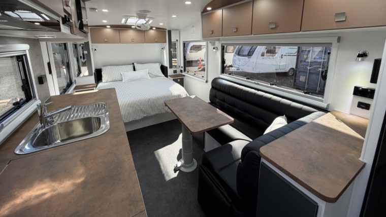 NEW HILLTOP FEATHERTOP 19'6" CARAVAN