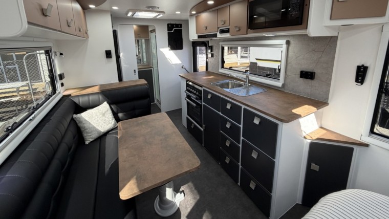 NEW HILLTOP FEATHERTOP 19'6" CARAVAN