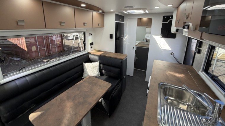 NEW HILLTOP FEATHERTOP 19'6" CARAVAN