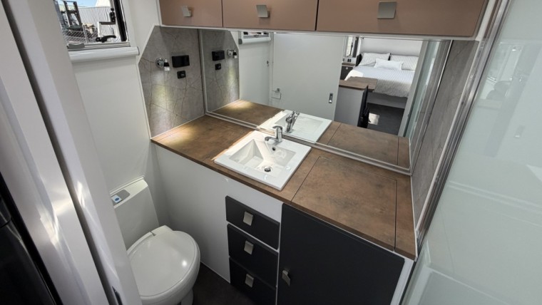 NEW HILLTOP FEATHERTOP 19'6" CARAVAN