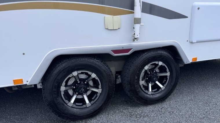 JAYCO 2013 STERLING 25.7 8-2