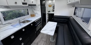 NEW HILLTOP FEATHERTOP 17'6" CARAVAN