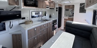 NEW HILLTOP FEATHERTOP 19'6" CARAVAN